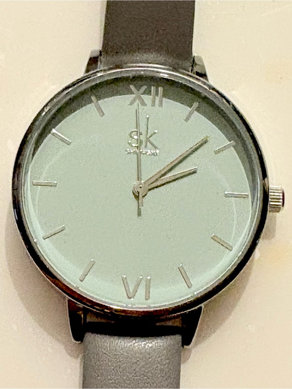 Shengke KO056L Quartz
Analog Wristwatch White
Gray Dial & Gray Leather
Strap
